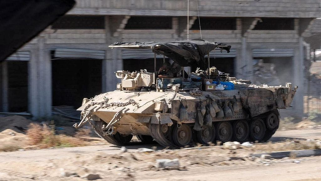 Israelin armeija kertoo pelastaneensa "monimutkaisessa operaatiossa" yhden israelilaisen panttivangin eteläisestä Gazasta. Kuvituskuvassa Israelin jalkaväen taisteluajoneuvo Gazan kaistalla.