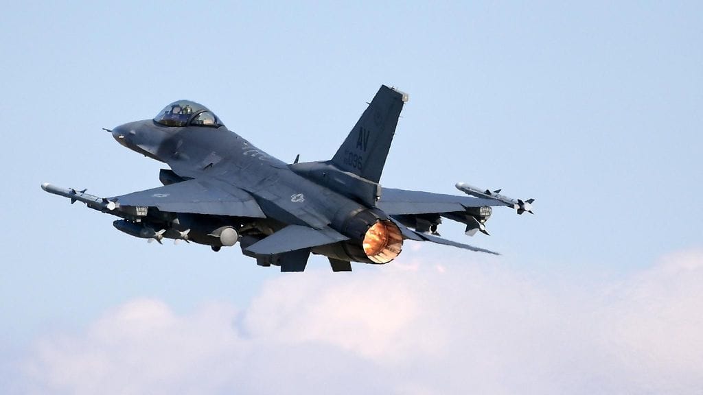 Ukrainan liittolaisten sille toimittamista F-16-hävittäjistä yksi on tuhoutunut onnettomuudessa, kertoi viranomaislähde Wall Street Journal -lehdelle torstaina. Arkistokuva.