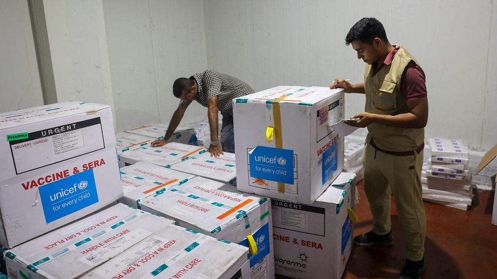 Työntekijät lajittelivat UNICEFin tuella Gazan kaistalle Karm Abu Salemin rajanylityspaikan kautta toimitettuja poliorokotteita Gazan terveysministeriön varikolla 25. elokuuta.