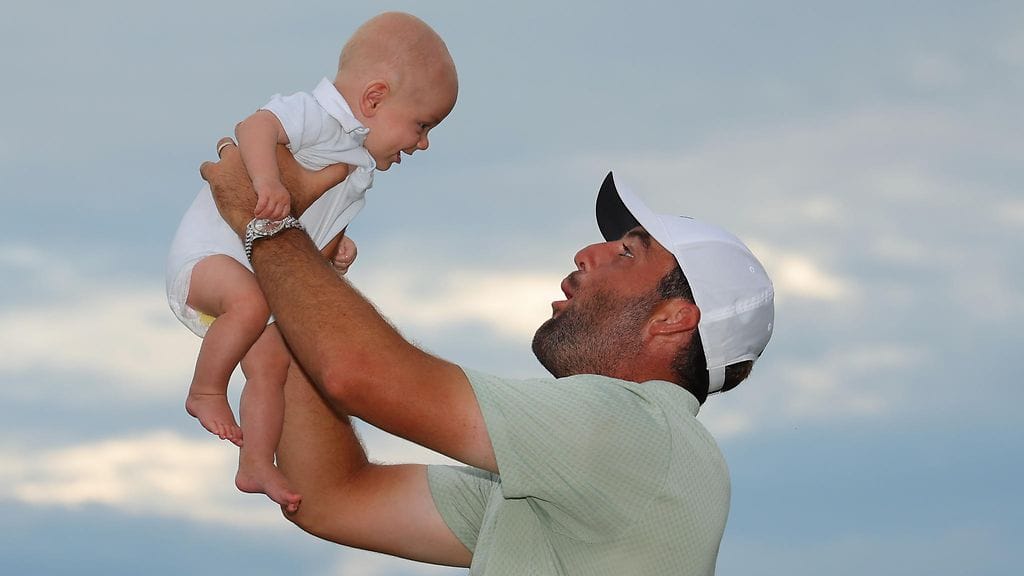 Myös Bennett-poika pääsi isänsä Scottie Schefflerin käsiin PGA-mestaruusvoiton jälkeen.