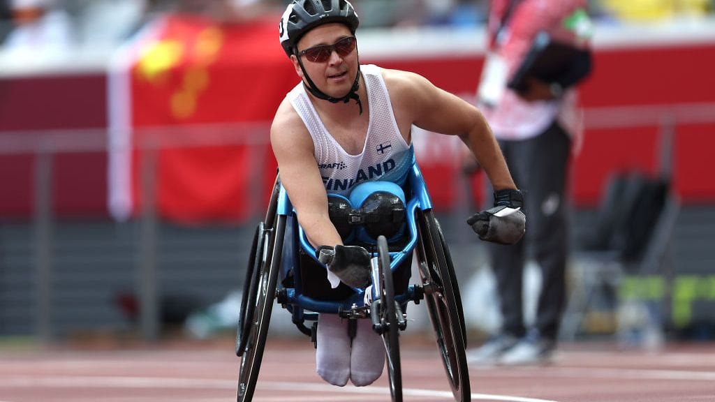 Toni Piispanen nappasi hopeaa 200 metrillä. Kuva Tokion paralympialaisista, joissa Piispanen saavutti kultaa.