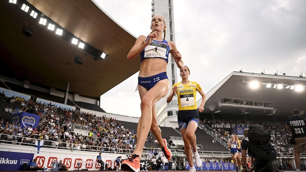 Helsingin olympiastadionilla kilpailtiin viime viikolla Ruotsi-maaottelussa. Etualalla juoksee Suomen Nathelie Blomqvist.