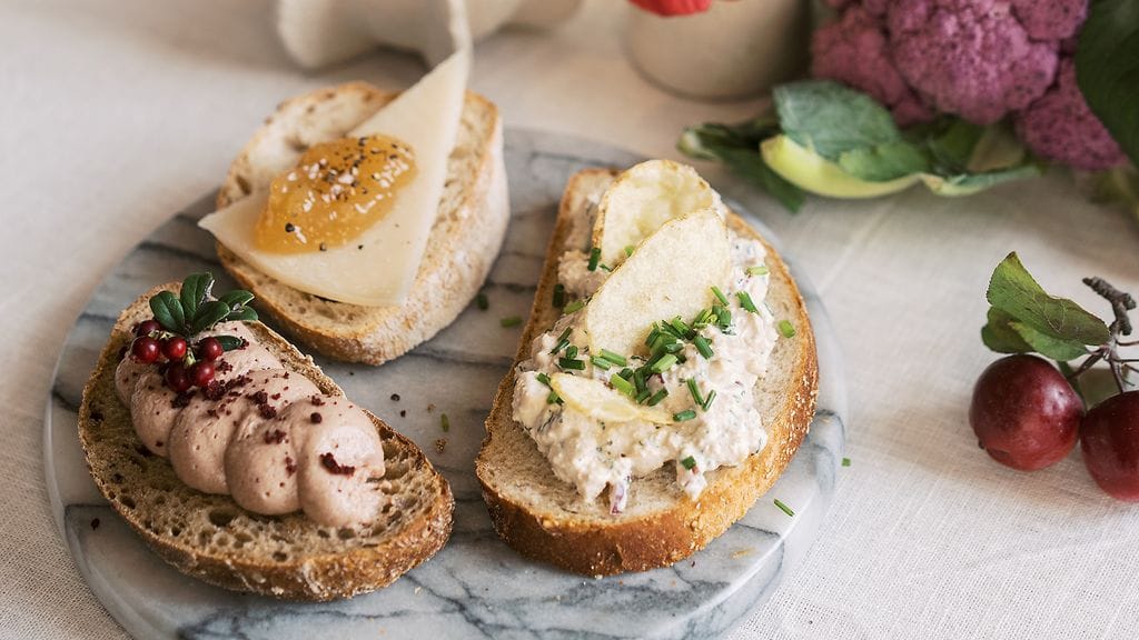 Lantmännen Unibake selvitti suomalaisten leivänpäällissuosikkeja. Kuvassa Liemessä-bloggaaja Jenni Häyrisen loihtimia leipäsiä suosituilla täytteillä.