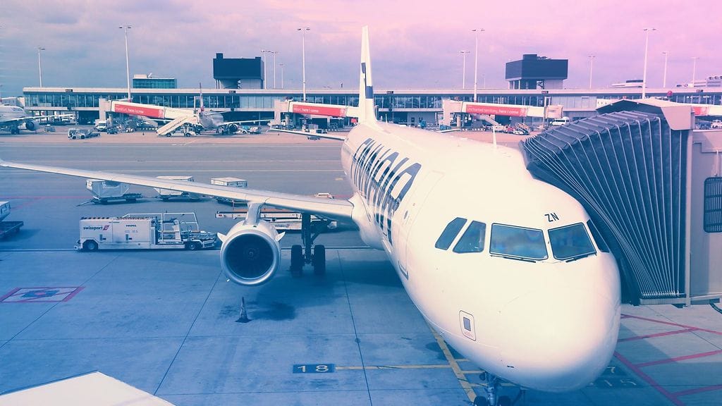 "Syy, miksi nousemme koneeseen aina sen vasemmalta sivulta, on peruja aikaan, kun ihmiset liikkuivat vielä veneillä ja laivoilla."