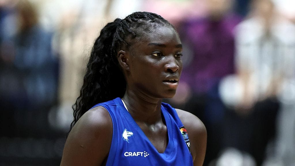 Awak Kuier tienaa liki puoli miljoonaa euroa Dallas Wingsin WNBA-joukkueessa.