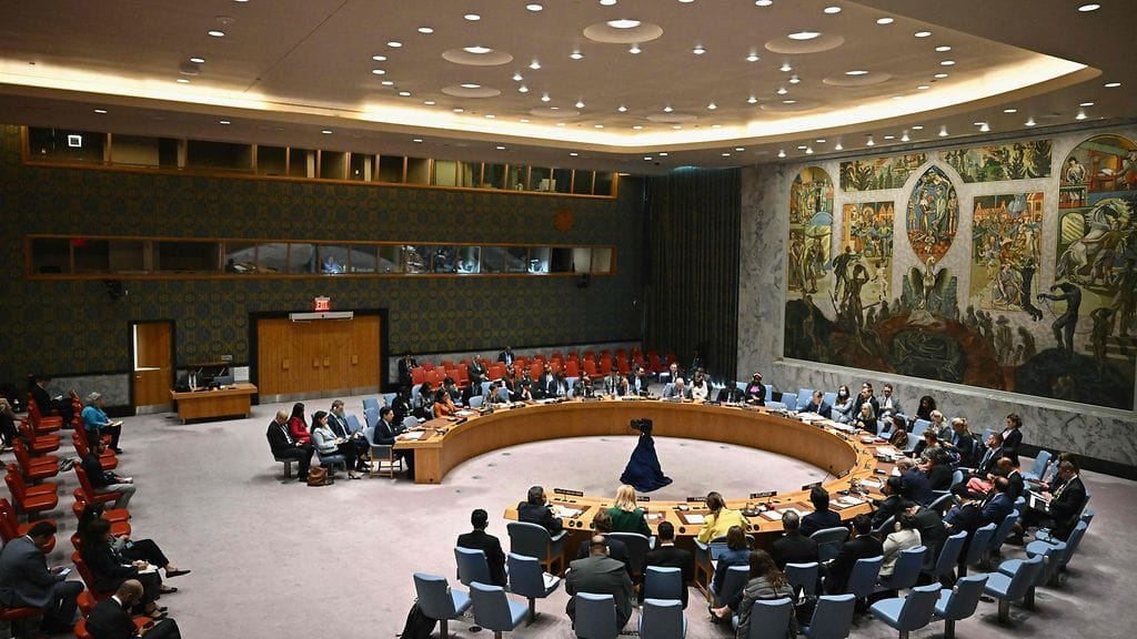 Päätöslauselmassa suhtaudutaan myönteisesti Kansainvälisen tuomioistuimen heinäkuussa antamaan neuvoa antavaan lausuntoon, jonka mukaan Israelin harjoittama palestiinalaisalueiden ja siirtokuntien miehitys on laitonta ja se olisi lopetettava.