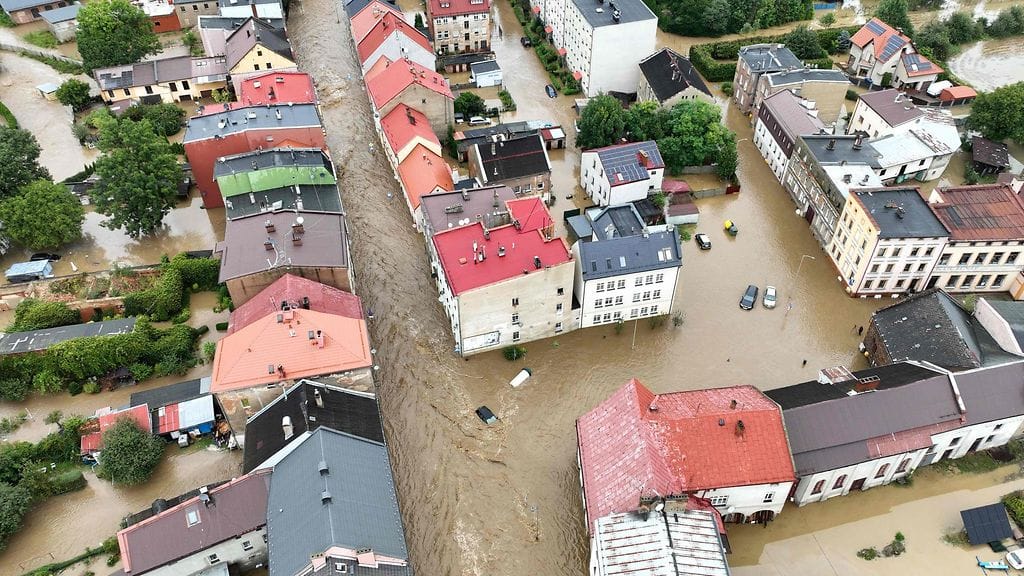 Ilmakuva Glucholazyn tulvivista kaduista eteläisessä Puolassa 15. syyskuuta.