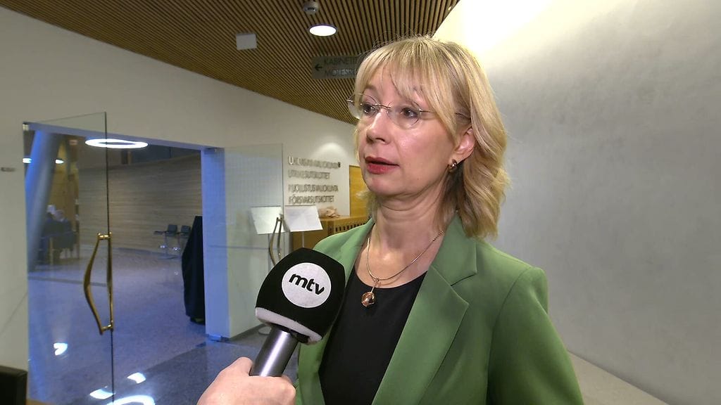 SDP:n eduskuntaryhmän puheenjohtaja Tytti Tuppurainen toteaa, että SDP esittää epäluottamuslauseen jättämistä ministeri Taviolle, koska hänen päätöksensä ei ole pääministeri Orpon mukaan hallituksen linjan mukainen.