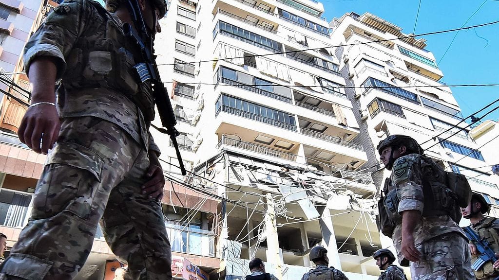 Libanonin armeijan sotilaita Beirutissa torstaina 26. syyskuuta paikassa, jonne Israel oli hyökännyt ilmavoimillaan.