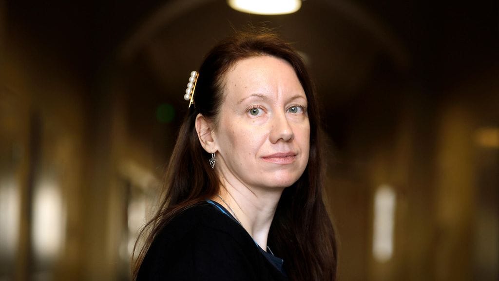 "Hoivan siirtäminen isoille voittoa tavoitteleville yrityksille ja kansainvälisille rahoitusmarkkinoille on alun perin ollut suuri virhe, jonka satoa nyt niitetään", sanoo sosiaalipolitiikan professori Anne Kouvonen.