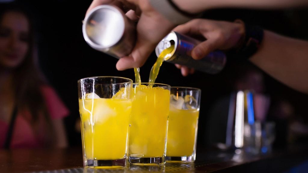 Asiantuntija ei sekoittaisi energiajuomia alkoholin kanssa.