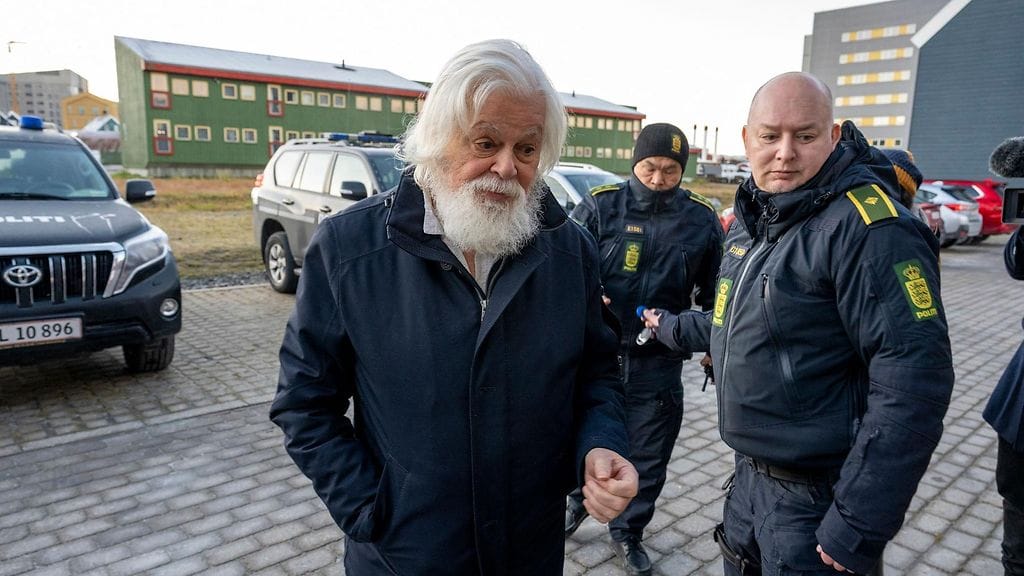 Paul Watson saapumassa oikeussaliin Grönlannissa 2.10.2024.