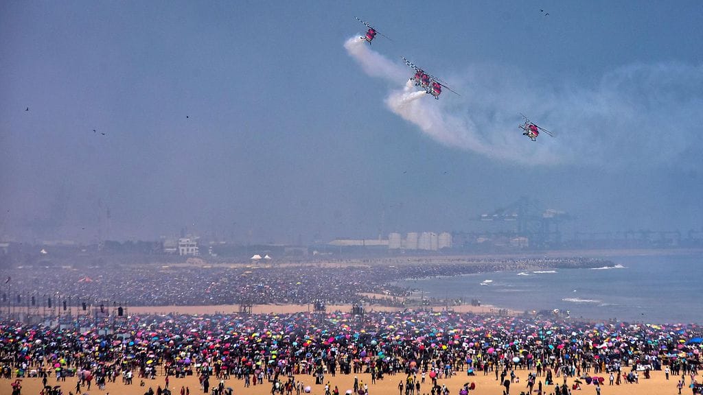Intian ilmavoimien (IAF) Sarang-helikopterien esitysryhmä esiintyi lentonäytöksessä ennen Intian ilmavoimien päivän juhlallisuuksia Marina Beachilla Chennaissa eilen. Lentonäytös oli osa 8.10. vietettävää IAF:n 92. vuosipäivää
