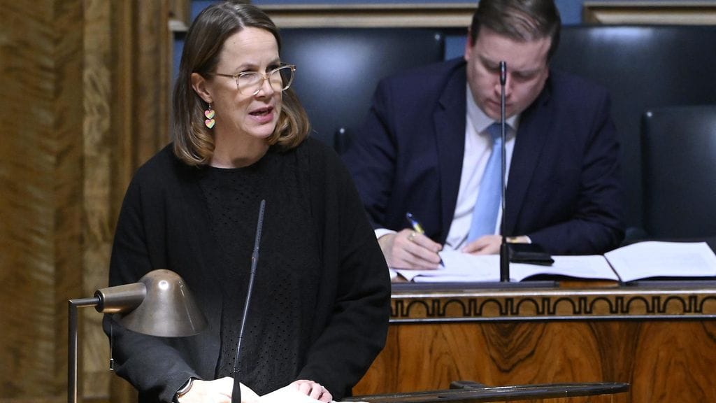 Vasemmistoliiton Veronika Honkasalo painotti, että tasa-arvovastaista agendaa edistävä ministeri Tavio heikentää Suomen kansainvälistä asemaa.