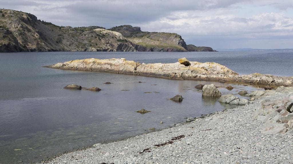 Kuvituskuva on Conception Baystä Kanadan Newfoundlandista. Tällä rannalla ei näy mysteerimöykkyjä.