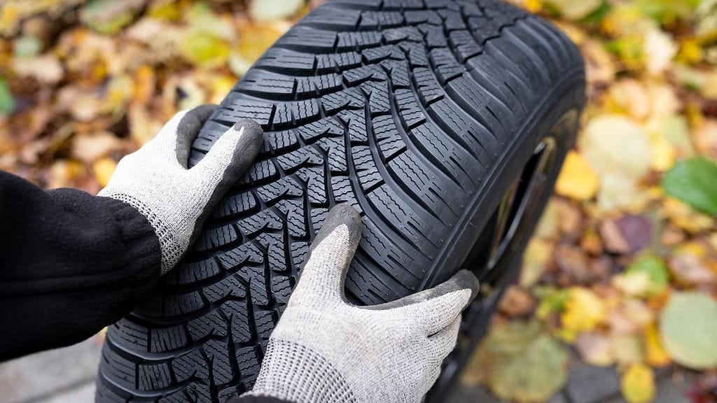 Renkaisiin liittyviä tärkeitä toimenpiteitä ei saa unohtaa. Kuvituskuva.