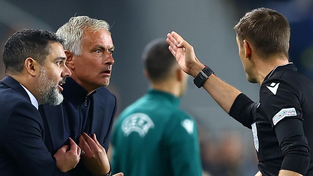 Mourinhon esikuntineen oli vaikea sisäistää Clement Turpinin osoittamaa ulosajoa.