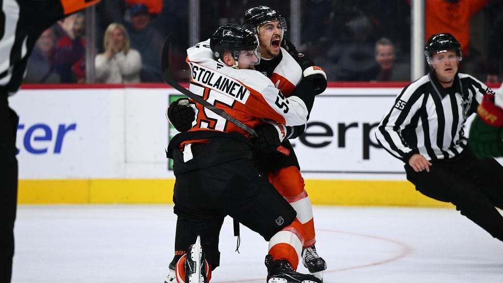 Philadelphia Flyersin Rasmus Ristolainen juhlii NHL-kauden ensimmäistä maaliaan Travis Konecnyn kanssa.