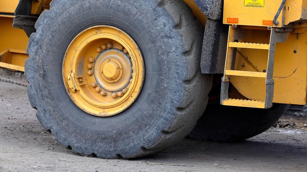 Kuvituskuva: Ajelu anastetulla pyöräkuormaajalla on koitumassa kaksikolle kalliiksi.