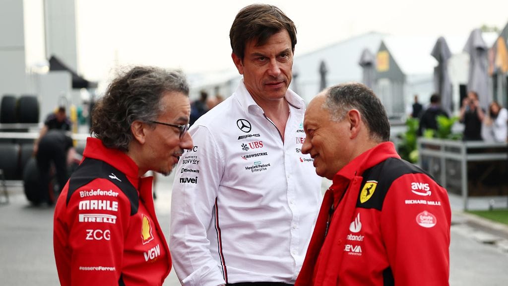 Toto Wolff (takana) lähestyi Ferrarin Fred Vasseur (oik.) tekstiviestillä ja tajusi heti, että huhu Lewis Hamiltonista on totta.