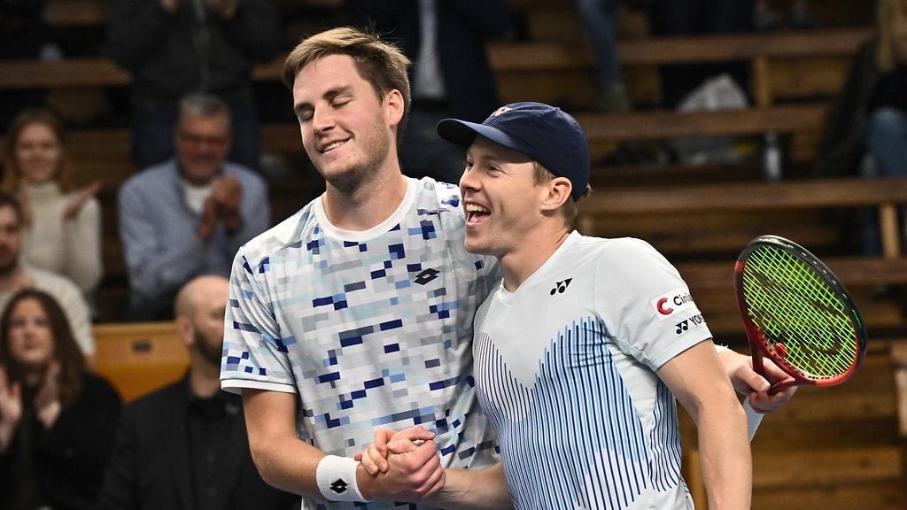 Henry Patten (vas.) ja Harri Heliövaara juhlivat voittoa Adelaiden ATP-turnauksessa. Kuva vuodelta 2024.