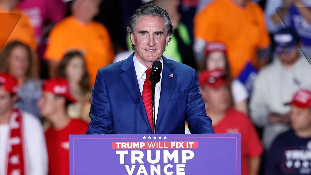 Pohjois-Dakotan kuvernööri Doug Burgum puhui Yhdysvaltain entisen presidentin ja republikaanien presidenttiehdokkaan Donald Trumpin viimeisessä kampanjatilaisuudessa ennen vaalipäivää Michiganissa 4. marraskuuta.
