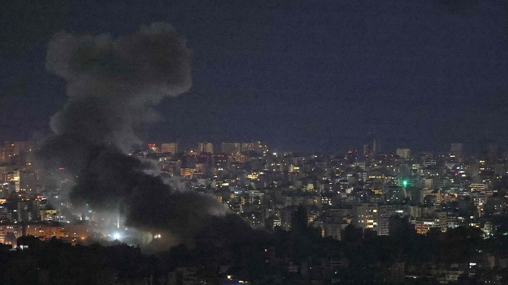 Savu nousi Beirutin eteläisiin esikaupunkeihin kohdistuneen israelilaisen ilmaiskun paikalta varhain aamulla.