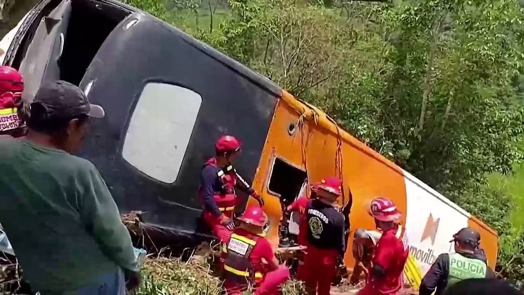 Pelastusviranomaiset raivasivat onnettomuuspaikkaa ja irrottivat jumiin jääneitä uhreja linja-autosta.