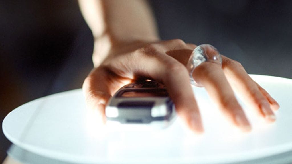 Paitsi puhelimitse, Kaia tapaa asiakkaita myös kasvokkain. Kuvituskuva.