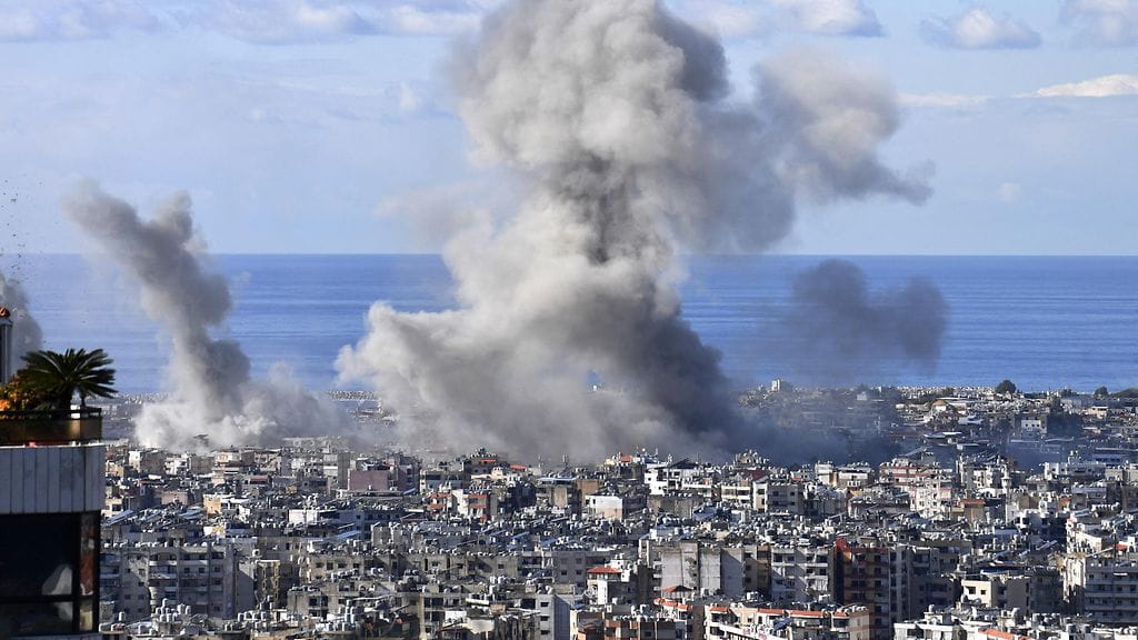 Savupilvet Beirutissa Israelin iskujen jälkeen 26.11.2024.