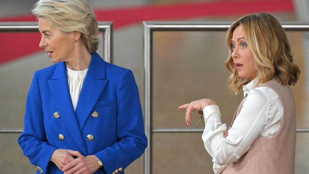 EU-komission puheenjohtaja Ursula von der Leyen (vas.) keskusteli Italian pääministeri Giorgia Melonin kanssa Brysselissä lokakuussa 2024.