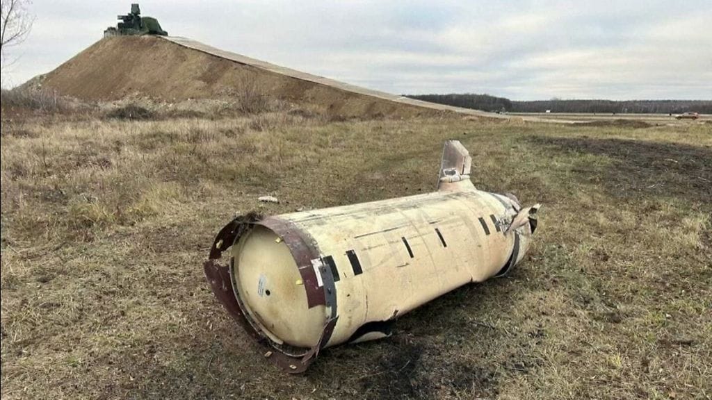 Venäjän puolustusministeriön julkaisema kuva väitetyn yhdysvaltalaisen Atacms-ohjuksen jäämistä lentotukikohdassa Kurskissa.