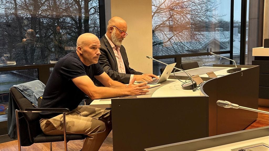 Aleksi Valavuori tunnustamisoikeudenkäynnissä avustajansa Kari Uotin kanssa.