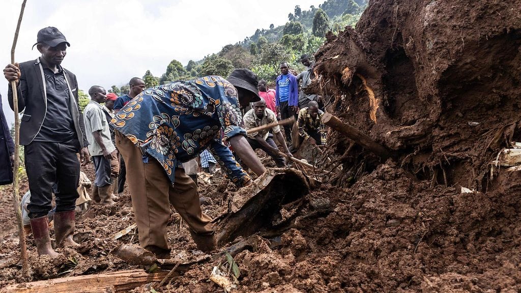 Asukkaat etsivät eloonjääneitä tulvien ja maanvyöryjen jäljiltä Masugussa 28. marraskuuta 2024.