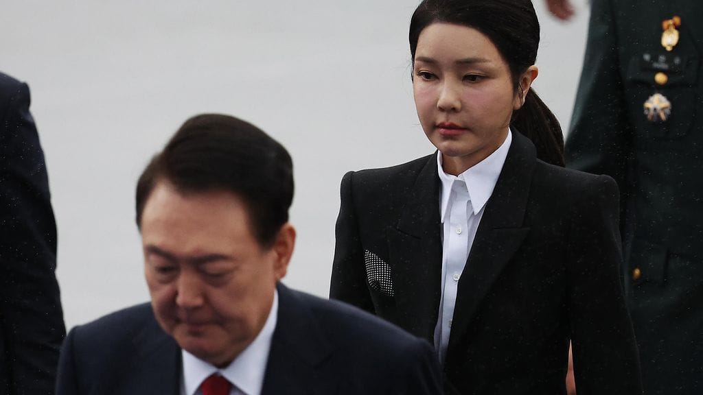 Etelä-Korean presidentti Yoon Suk Yeol ja hänen vaimonsa Kim Keon Hee Seongnamissa Etelä-Koreassa 01. lokakuuta.