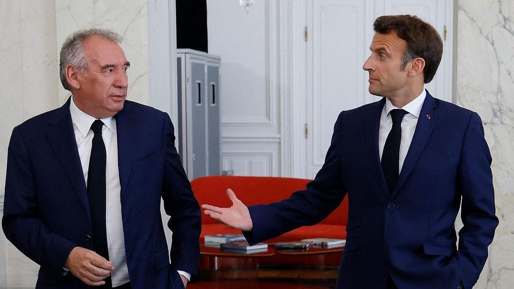 Keskustalainen Francois Bayrou (vas.) nousee Ranskan pääministeriksi. Hän toimi aiemmin maan oikeusministerinä.