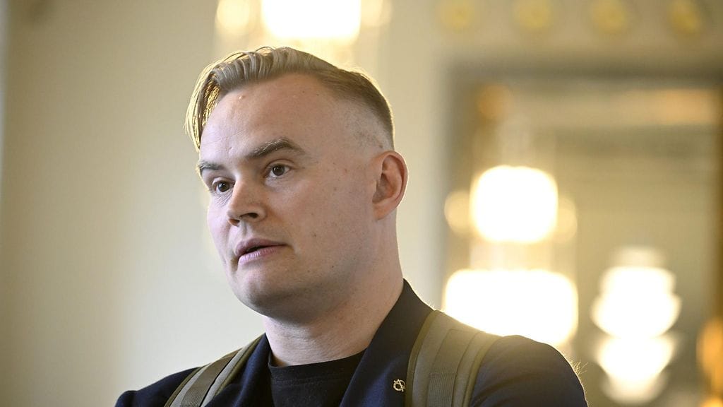 Vihreiden Atte Harjanne tiedotustilaisuudessa eduskunnassa Helsingissä 19. kesäkuuta 2024.