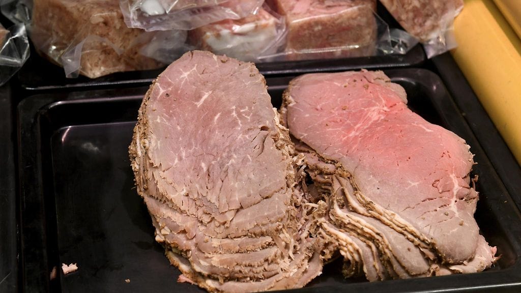 Tulli epäilee Suomeen tuodun yli kymmenen tuhatta kiloa laitonta lihaa. Kuvituskuva.