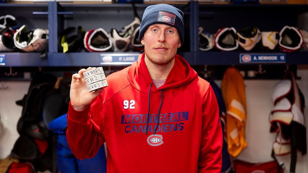 Patrik Laine ja muistokiekot ensimmäisestä hattutempusta Montreal Canadiensissa.