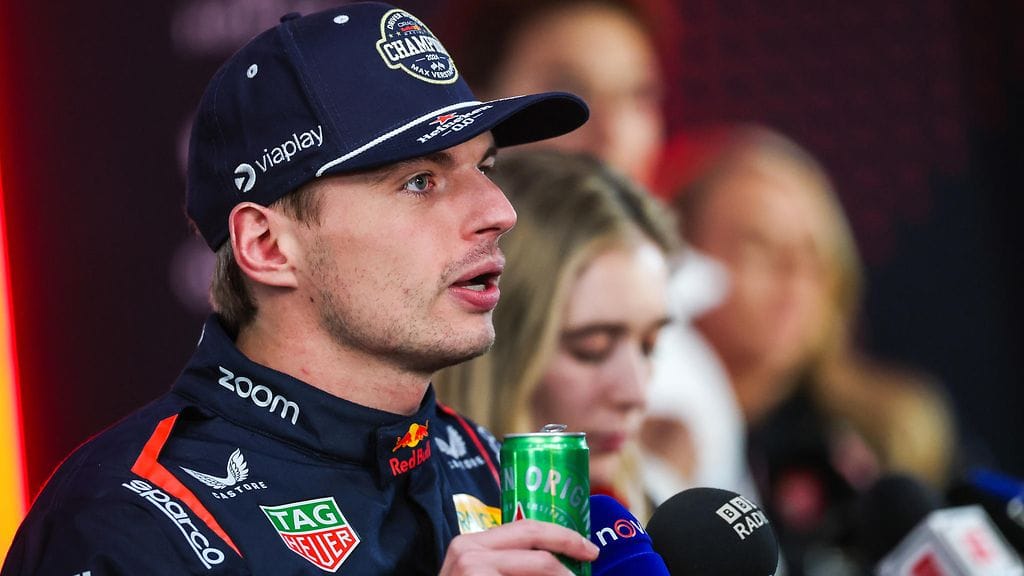 Max Verstappen saapui mestaruushaastatteluihin oluttölkki kädessään.