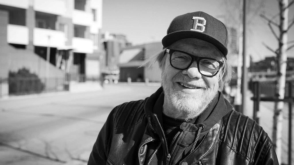 Kitaristi, laulaja, lauluntekijä ja näyttelijä Heikki Silvennoinen Alarannan maisemissa Ratinan suvannolla Tampereella 4. huhtikuuta 2024.