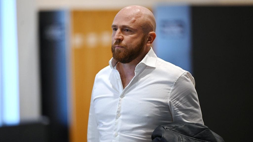 Liikemies Onni Sarmaste Helsingin käräjäoikeudessa maanantaina 3. huhtikuuta 2023.