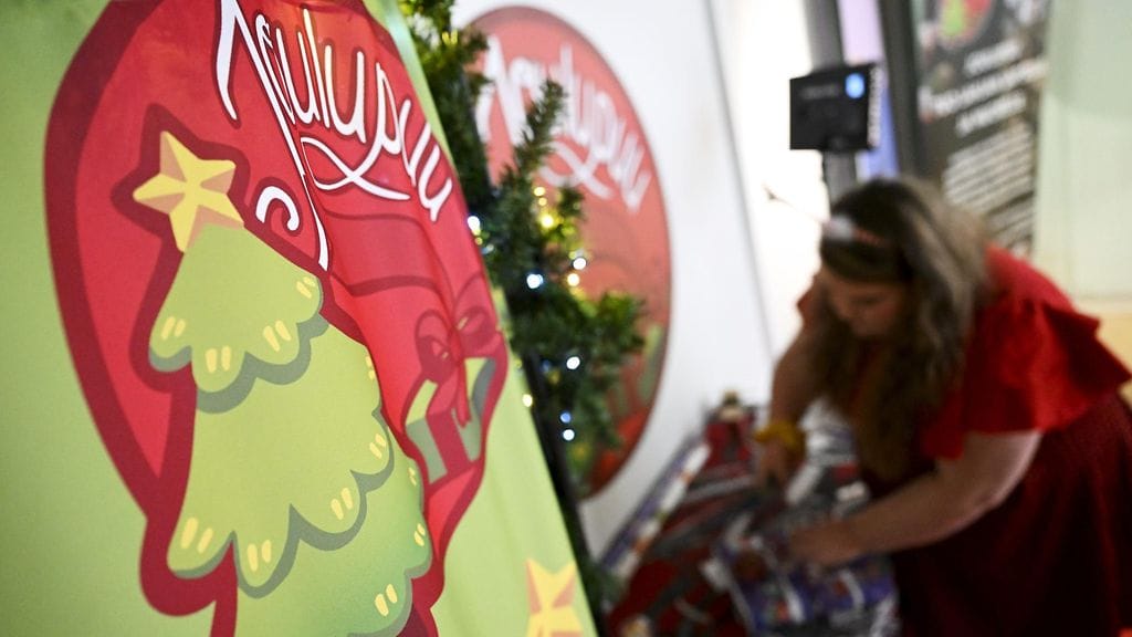 Joululahjoja paketoidaan Joulupuu-keräyksessä kauppakeskus Forumissa Helsingissä 17. joulukuuta 2023.