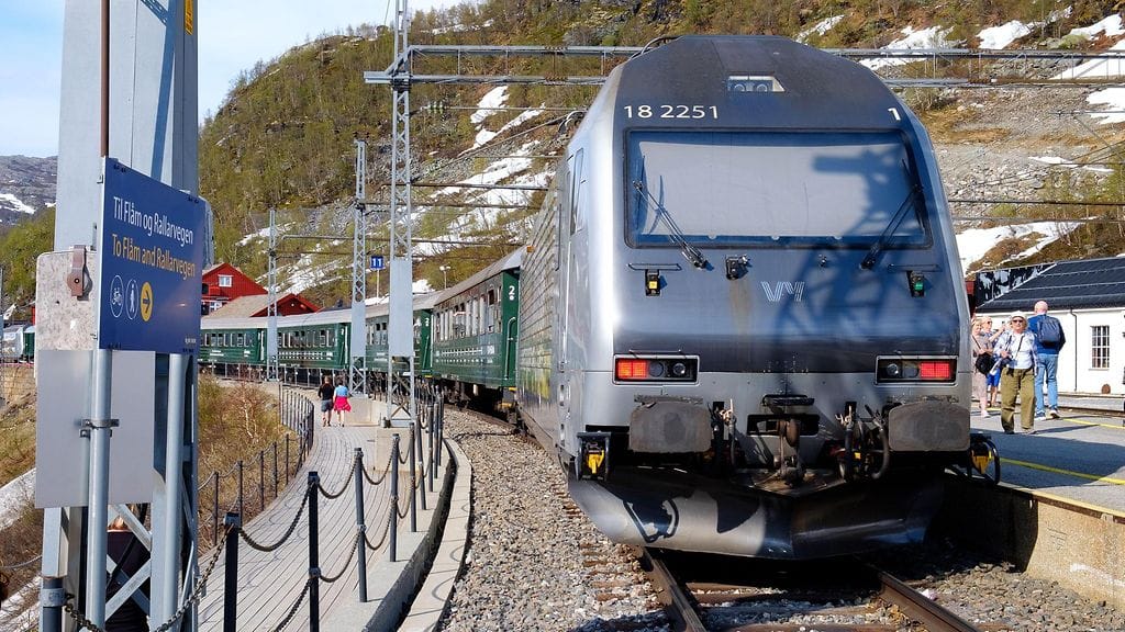 Myrsky pysäytti Norjan Trondheimin eteläpuolisen junaliikenteen hetkeksi kokonaan. Kuvituskuva.