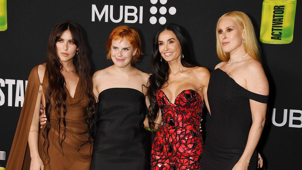 Demi Moore (toinen oik.) tyttäriensä Scoutin (vas.), Tallulahin (toinen vas.) ja Rumerin (oik.) kanssa