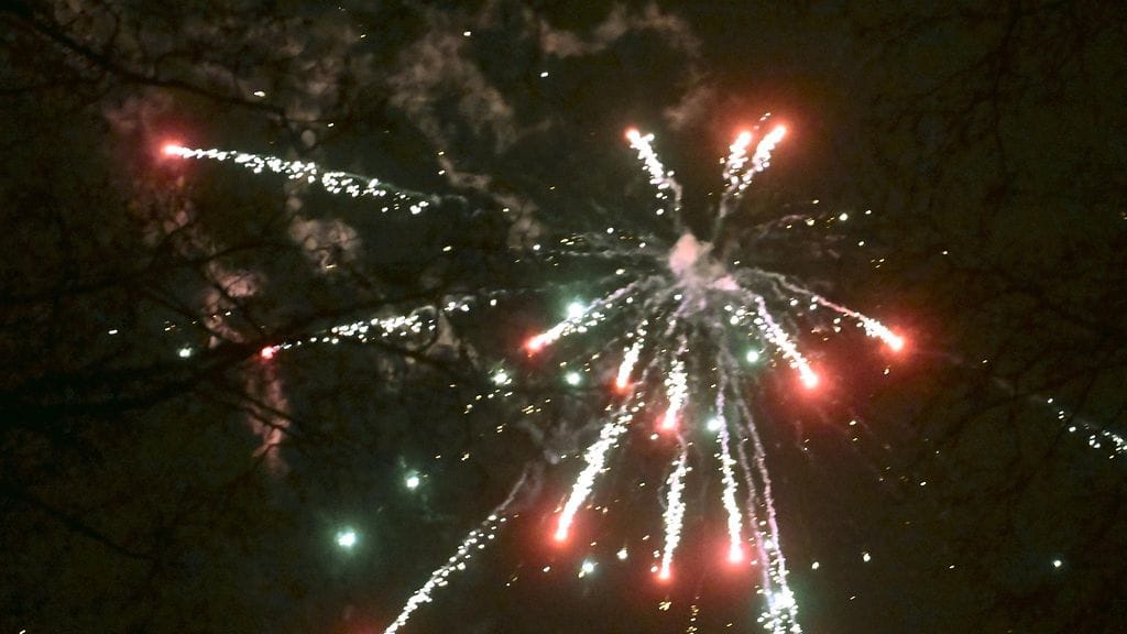 Ilotulitteilla vuoden vaihtumista juhlistaminen jakaa kaupunkeja.