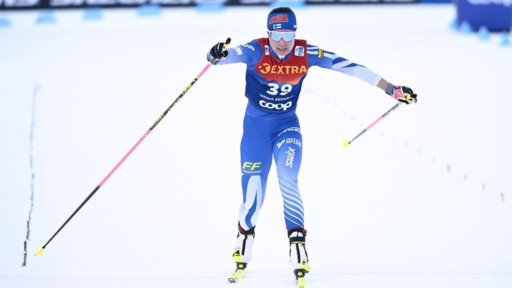 Kerttu Niskanen sivakoi kolmanneksi Toblachin 20 kilometrin väliaikalähtökilpailussa Tour de Skillä. Vapaan hiihtotavan palkintokorokepaikka oli kokeneelle suomalaiselle ensimmäinen maailmancupissa.