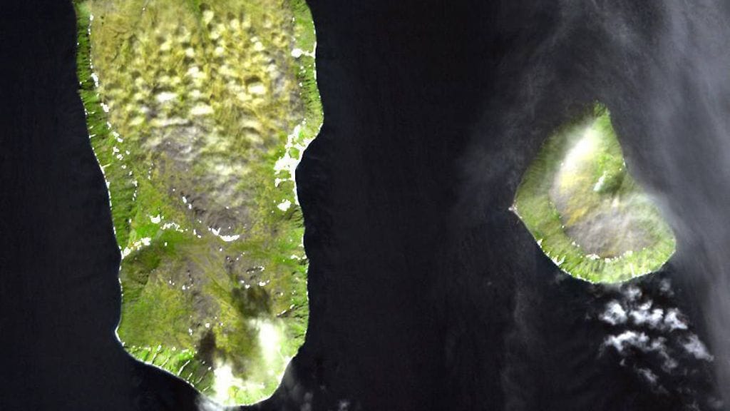 Nasan Terra-satelliitin kuvaa Diomedesaarista, joista suurempi kuuluu Venäjälle ja asuttu pienempi saari Yhdysvaltain Alaskalle.