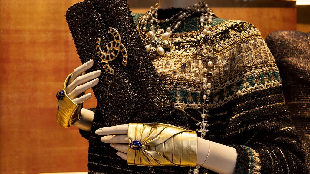 Muun muassa luksusbrändi Chanel ilmoitti vetäytyvänsä Venäjän markkinoilta Ukrainan sodan vuoksi asetettujen pakotteiden vuoksi. Silti tuotteita saa edelleen ainakin Moskovasta. KUVITUSKUVA