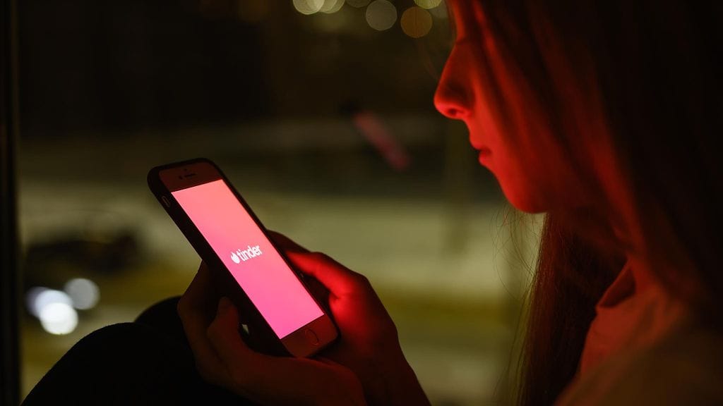 Tinderissä julkaistusta mainoksesta annettiin huomautus. Kuvituskuva.